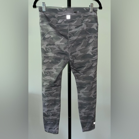 Vuori Gray and Black camo print Leggings
Athletic Fit | size Medium - Picture 4 of 9